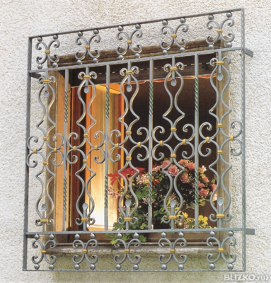 Кованая решетка на окно из квадратного прутка, цвет Серо-золотой (23)