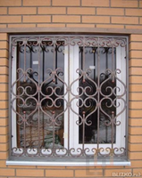 Решетка на окно сварная глухая с коваными элементами, Серая (05)