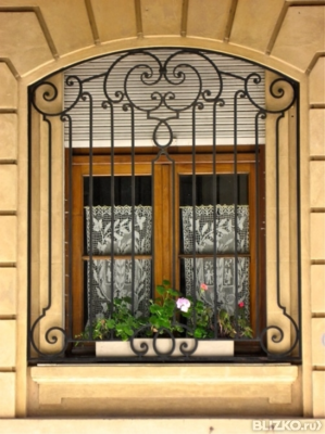 Кованая решетка на окно в Классическом стиле черного цвета (26)