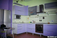 Кухня сиреневого цвета, угловая, с открытой вытяжкой, матовое стекло