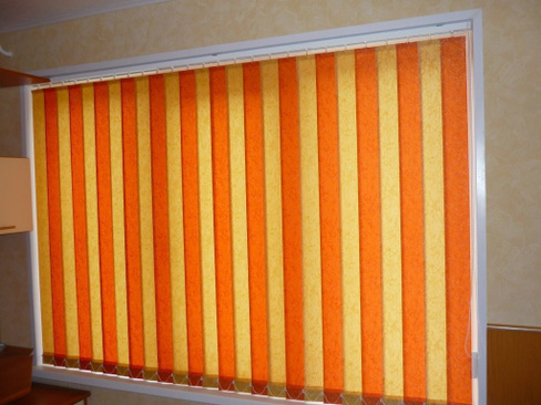Жалюзи вертикальные желто-оранжевые на окна