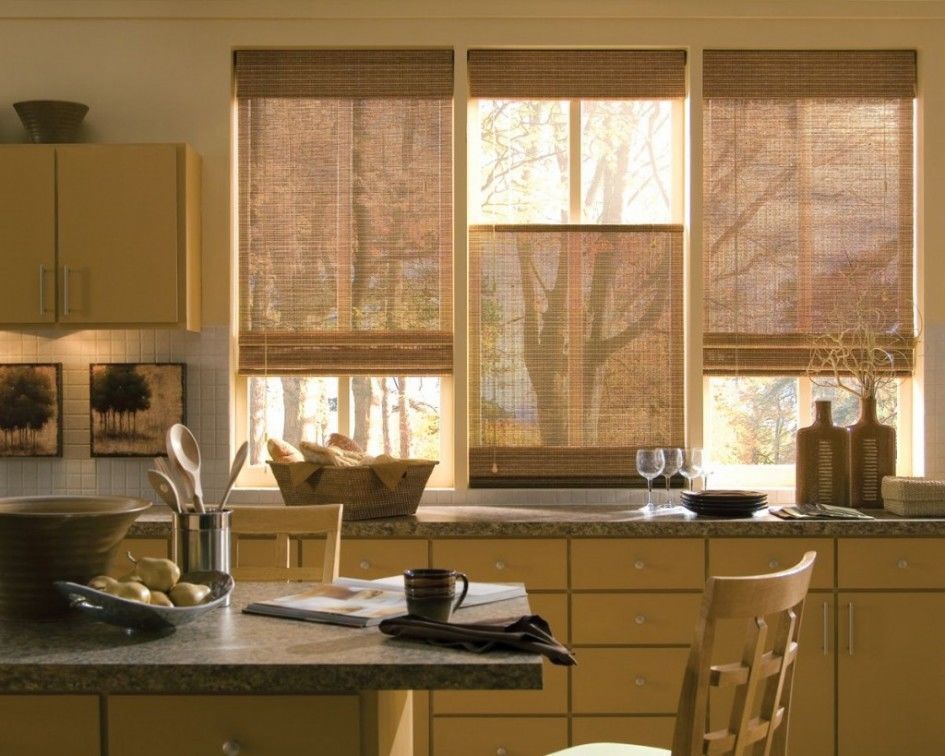 Рулонные шторы фото в интерьере кухни фото