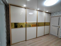 Встроенный шкаф-купе в спальне со стеклянными вставками Лакобель Жемчужный 3,9х2,44х0,49 м